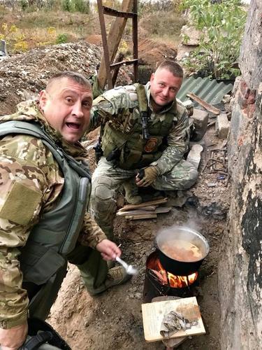«Два майора» сообщают о том, что на передовой у россиян бывают перебои с горячим питанием