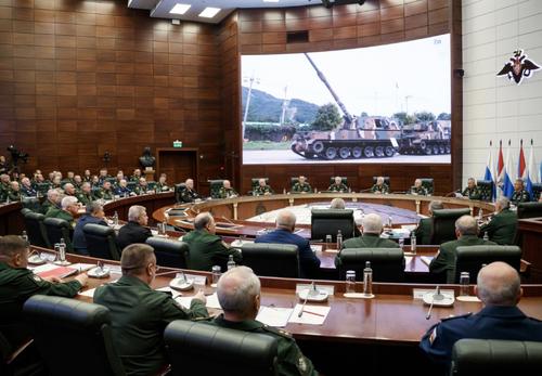 В ходе Коллегии МО РФ речь шла о формировании двух новых военных округов в России 