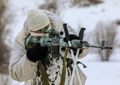 Российский снайпер убил врага из СВД, на дистанции почти в 1,5 км