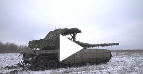 Экипажи танков Т-80БВМ днем и ночью уничтожают бронетехнику ВСУ 